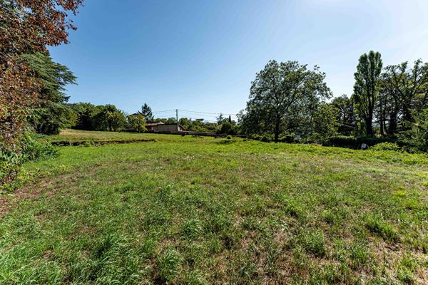 Terrain constructible de 1846 m2 orienté sud ouest Caluire et cuire Terrain constructible de 1846 m2 orienté sud ouest Caluire et cuire