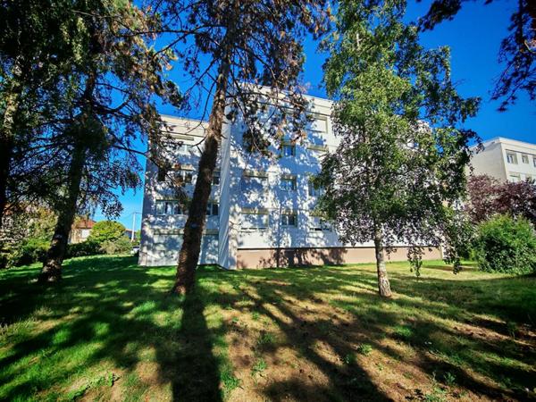 Appartement  T2  de 54 m 2  à Saint Benoit non meublé, cuisine indépendante, 1 chambre