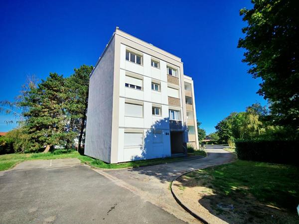 Appartement  T2  de 54 m 2  à Saint Benoit non meublé, cuisine indépendante, 1 chambre