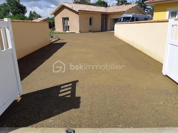 Dpt LANDES (40), à saisir ce plain-pied situé centre ville d' Aire sur Adour au calme sur un Terrain clos et arboré de 760 m² 

Cette jolie maison contemporaine et lumineuse  de Décembre 2020 vous offre :  
Bel espace de vie très lumineux donnant sur sa grande terrasse et cuisine d'été avec four à pain orientées sud, une cuisine entièrement équipée, 3 chambres, 1 salle d'eau avec douche Italienne, un cellier et  2 WC. Un garage attenant complète ce lot.

Coté technique, tout y est avec des prestations haut de gamme : une PAC réversible (pompe à chaleur) Aqua Air / production d'eau chaude avec réglage individuel de température des pièces, des baies vitrées à galandage, volets roulants électriques à commande centralisée, porte de garage et portail à commandes électriques, visiophone, VMC, fibre, adoucisseur d'eau et assainissement collectif.

Tout cela gratifié d'un excellent DPE avec la lettre A.
Ce plain pied RT 2012 est encore sous garantie décennale jusqu' à Décembre 2030 pour un achat en toute tranquillité.

Beau terrain clos, plat et arboré avec des arbres fruitiers, jardin et un forage pour l'arrosage automatique.

Océan / montagne à 1H15 minutes de route…

Si vous rêvez d'un bien exceptionnel sous garantie décennale au calme pour poser vos valises, c'est incontestablement ici...
 A visiter sans tarder, Affaire à saisir……
Contactez Frédéric pour vous organiser une visite.