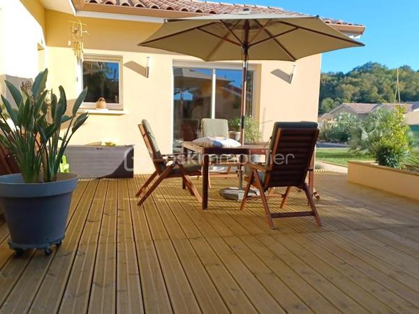 Dpt LANDES (40), à saisir ce plain-pied situé centre ville d' Aire sur Adour au calme sur un Terrain clos et arboré de 760 m² 

Cette jolie maison contemporaine et lumineuse  de Décembre 2020 vous offre :  
Bel espace de vie très lumineux donnant sur sa grande terrasse et cuisine d'été avec four à pain orientées sud, une cuisine entièrement équipée, 3 chambres, 1 salle d'eau avec douche Italienne, un cellier et  2 WC. Un garage attenant complète ce lot.

Coté technique, tout y est avec des prestations haut de gamme : une PAC réversible (pompe à chaleur) Aqua Air / production d'eau chaude avec réglage individuel de température des pièces, des baies vitrées à galandage, volets roulants électriques à commande centralisée, porte de garage et portail à commandes électriques, visiophone, VMC, fibre, adoucisseur d'eau et assainissement collectif.

Tout cela gratifié d'un excellent DPE avec la lettre A.
Ce plain pied RT 2012 est encore sous garantie décennale jusqu' à Décembre 2030 pour un achat en toute tranquillité.

Beau terrain clos, plat et arboré avec des arbres fruitiers, jardin et un forage pour l'arrosage automatique.

Océan / montagne à 1H15 minutes de route…

Si vous rêvez d'un bien exceptionnel sous garantie décennale au calme pour poser vos valises, c'est incontestablement ici...
 A visiter sans tarder, Affaire à saisir……
Contactez Frédéric pour vous organiser une visite.