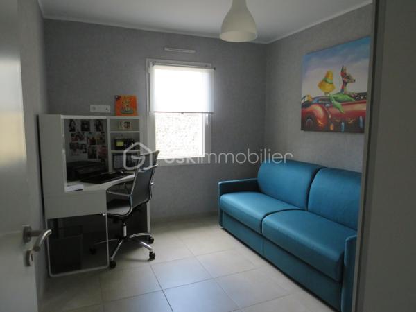 Dpt LANDES (40), à saisir ce plain-pied situé centre ville d' Aire sur Adour au calme sur un Terrain clos et arboré de 760 m² 

Cette jolie maison contemporaine et lumineuse  de Décembre 2020 vous offre :  
Bel espace de vie très lumineux donnant sur sa grande terrasse et cuisine d'été avec four à pain orientées sud, une cuisine entièrement équipée, 3 chambres, 1 salle d'eau avec douche Italienne, un cellier et  2 WC. Un garage attenant complète ce lot.

Coté technique, tout y est avec des prestations haut de gamme : une PAC réversible (pompe à chaleur) Aqua Air / production d'eau chaude avec réglage individuel de température des pièces, des baies vitrées à galandage, volets roulants électriques à commande centralisée, porte de garage et portail à commandes électriques, visiophone, VMC, fibre, adoucisseur d'eau et assainissement collectif.

Tout cela gratifié d'un excellent DPE avec la lettre A.
Ce plain pied RT 2012 est encore sous garantie décennale jusqu' à Décembre 2030 pour un achat en toute tranquillité.

Beau terrain clos, plat et arboré avec des arbres fruitiers, jardin et un forage pour l'arrosage automatique.

Océan / montagne à 1H15 minutes de route…

Si vous rêvez d'un bien exceptionnel sous garantie décennale au calme pour poser vos valises, c'est incontestablement ici...
 A visiter sans tarder, Affaire à saisir……
Contactez Frédéric pour vous organiser une visite.