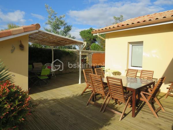 Dpt LANDES (40), à saisir ce plain-pied situé centre ville d' Aire sur Adour au calme sur un Terrain clos et arboré de 760 m² 

Cette jolie maison contemporaine et lumineuse  de Décembre 2020 vous offre :  
Bel espace de vie très lumineux donnant sur sa grande terrasse et cuisine d'été avec four à pain orientées sud, une cuisine entièrement équipée, 3 chambres, 1 salle d'eau avec douche Italienne, un cellier et  2 WC. Un garage attenant complète ce lot.

Coté technique, tout y est avec des prestations haut de gamme : une PAC réversible (pompe à chaleur) Aqua Air / production d'eau chaude avec réglage individuel de température des pièces, des baies vitrées à galandage, volets roulants électriques à commande centralisée, porte de garage et portail à commandes électriques, visiophone, VMC, fibre, adoucisseur d'eau et assainissement collectif.

Tout cela gratifié d'un excellent DPE avec la lettre A.
Ce plain pied RT 2012 est encore sous garantie décennale jusqu' à Décembre 2030 pour un achat en toute tranquillité.

Beau terrain clos, plat et arboré avec des arbres fruitiers, jardin et un forage pour l'arrosage automatique.

Océan / montagne à 1H15 minutes de route…

Si vous rêvez d'un bien exceptionnel sous garantie décennale au calme pour poser vos valises, c'est incontestablement ici...
 A visiter sans tarder, Affaire à saisir……
Contactez Frédéric pour vous organiser une visite.