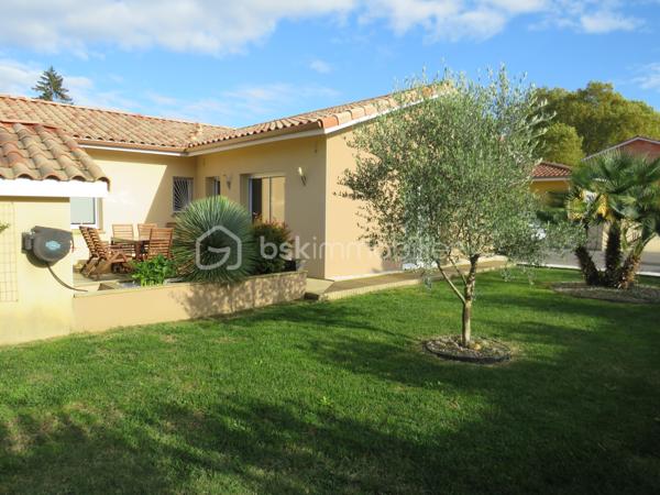 Dpt LANDES (40), à saisir ce plain-pied situé centre ville d' Aire sur Adour au calme sur un Terrain clos et arboré de 760 m² 

Cette jolie maison contemporaine et lumineuse  de Décembre 2020 vous offre :  
Bel espace de vie très lumineux donnant sur sa grande terrasse et cuisine d'été avec four à pain orientées sud, une cuisine entièrement équipée, 3 chambres, 1 salle d'eau avec douche Italienne, un cellier et  2 WC. Un garage attenant complète ce lot.

Coté technique, tout y est avec des prestations haut de gamme : une PAC réversible (pompe à chaleur) Aqua Air / production d'eau chaude avec réglage individuel de température des pièces, des baies vitrées à galandage, volets roulants électriques à commande centralisée, porte de garage et portail à commandes électriques, visiophone, VMC, fibre, adoucisseur d'eau et assainissement collectif.

Tout cela gratifié d'un excellent DPE avec la lettre A.
Ce plain pied RT 2012 est encore sous garantie décennale jusqu' à Décembre 2030 pour un achat en toute tranquillité.

Beau terrain clos, plat et arboré avec des arbres fruitiers, jardin et un forage pour l'arrosage automatique.

Océan / montagne à 1H15 minutes de route…

Si vous rêvez d'un bien exceptionnel sous garantie décennale au calme pour poser vos valises, c'est incontestablement ici...
 A visiter sans tarder, Affaire à saisir……
Contactez Frédéric pour vous organiser une visite.