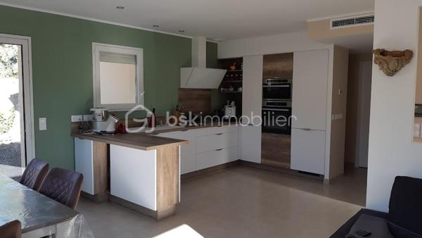 Dpt LANDES (40), à saisir ce plain-pied situé centre ville d' Aire sur Adour au calme sur un Terrain clos et arboré de 760 m² 

Cette jolie maison contemporaine et lumineuse  de Décembre 2020 vous offre :  
Bel espace de vie très lumineux donnant sur sa grande terrasse et cuisine d'été avec four à pain orientées sud, une cuisine entièrement équipée, 3 chambres, 1 salle d'eau avec douche Italienne, un cellier et  2 WC. Un garage attenant complète ce lot.

Coté technique, tout y est avec des prestations haut de gamme : une PAC réversible (pompe à chaleur) Aqua Air / production d'eau chaude avec réglage individuel de température des pièces, des baies vitrées à galandage, volets roulants électriques à commande centralisée, porte de garage et portail à commandes électriques, visiophone, VMC, fibre, adoucisseur d'eau et assainissement collectif.

Tout cela gratifié d'un excellent DPE avec la lettre A.
Ce plain pied RT 2012 est encore sous garantie décennale jusqu' à Décembre 2030 pour un achat en toute tranquillité.

Beau terrain clos, plat et arboré avec des arbres fruitiers, jardin et un forage pour l'arrosage automatique.

Océan / montagne à 1H15 minutes de route…

Si vous rêvez d'un bien exceptionnel sous garantie décennale au calme pour poser vos valises, c'est incontestablement ici...
 A visiter sans tarder, Affaire à saisir……
Contactez Frédéric pour vous organiser une visite.