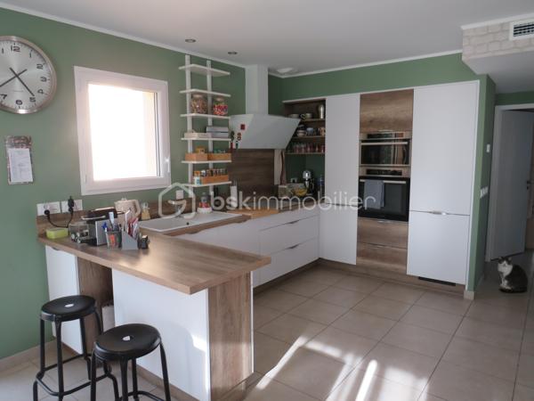 Dpt LANDES (40), à saisir ce plain-pied situé centre ville d' Aire sur Adour au calme sur un Terrain clos et arboré de 760 m² 

Cette jolie maison contemporaine et lumineuse  de Décembre 2020 vous offre :  
Bel espace de vie très lumineux donnant sur sa grande terrasse et cuisine d'été avec four à pain orientées sud, une cuisine entièrement équipée, 3 chambres, 1 salle d'eau avec douche Italienne, un cellier et  2 WC. Un garage attenant complète ce lot.

Coté technique, tout y est avec des prestations haut de gamme : une PAC réversible (pompe à chaleur) Aqua Air / production d'eau chaude avec réglage individuel de température des pièces, des baies vitrées à galandage, volets roulants électriques à commande centralisée, porte de garage et portail à commandes électriques, visiophone, VMC, fibre, adoucisseur d'eau et assainissement collectif.

Tout cela gratifié d'un excellent DPE avec la lettre A.
Ce plain pied RT 2012 est encore sous garantie décennale jusqu' à Décembre 2030 pour un achat en toute tranquillité.

Beau terrain clos, plat et arboré avec des arbres fruitiers, jardin et un forage pour l'arrosage automatique.

Océan / montagne à 1H15 minutes de route…

Si vous rêvez d'un bien exceptionnel sous garantie décennale au calme pour poser vos valises, c'est incontestablement ici...
 A visiter sans tarder, Affaire à saisir……
Contactez Frédéric pour vous organiser une visite.