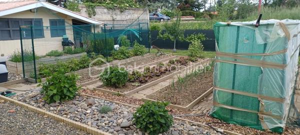 Dpt LANDES (40), à saisir ce plain-pied situé centre ville d' Aire sur Adour au calme sur un Terrain clos et arboré de 760 m² 

Cette jolie maison contemporaine et lumineuse  de Décembre 2020 vous offre :  
Bel espace de vie très lumineux donnant sur sa grande terrasse et cuisine d'été avec four à pain orientées sud, une cuisine entièrement équipée, 3 chambres, 1 salle d'eau avec douche Italienne, un cellier et  2 WC. Un garage attenant complète ce lot.

Coté technique, tout y est avec des prestations haut de gamme : une PAC réversible (pompe à chaleur) Aqua Air / production d'eau chaude avec réglage individuel de température des pièces, des baies vitrées à galandage, volets roulants électriques à commande centralisée, porte de garage et portail à commandes électriques, visiophone, VMC, fibre, adoucisseur d'eau et assainissement collectif.

Tout cela gratifié d'un excellent DPE avec la lettre A.
Ce plain pied RT 2012 est encore sous garantie décennale jusqu' à Décembre 2030 pour un achat en toute tranquillité.

Beau terrain clos, plat et arboré avec des arbres fruitiers, jardin et un forage pour l'arrosage automatique.

Océan / montagne à 1H15 minutes de route…

Si vous rêvez d'un bien exceptionnel sous garantie décennale au calme pour poser vos valises, c'est incontestablement ici...
 A visiter sans tarder, Affaire à saisir……
Contactez Frédéric pour vous organiser une visite.