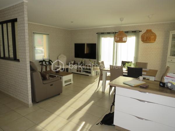 Dpt LANDES (40), à saisir ce plain-pied situé centre ville d' Aire sur Adour au calme sur un Terrain clos et arboré de 760 m² 

Cette jolie maison contemporaine et lumineuse  de Décembre 2020 vous offre :  
Bel espace de vie très lumineux donnant sur sa grande terrasse et cuisine d'été avec four à pain orientées sud, une cuisine entièrement équipée, 3 chambres, 1 salle d'eau avec douche Italienne, un cellier et  2 WC. Un garage attenant complète ce lot.

Coté technique, tout y est avec des prestations haut de gamme : une PAC réversible (pompe à chaleur) Aqua Air / production d'eau chaude avec réglage individuel de température des pièces, des baies vitrées à galandage, volets roulants électriques à commande centralisée, porte de garage et portail à commandes électriques, visiophone, VMC, fibre, adoucisseur d'eau et assainissement collectif.

Tout cela gratifié d'un excellent DPE avec la lettre A.
Ce plain pied RT 2012 est encore sous garantie décennale jusqu' à Décembre 2030 pour un achat en toute tranquillité.

Beau terrain clos, plat et arboré avec des arbres fruitiers, jardin et un forage pour l'arrosage automatique.

Océan / montagne à 1H15 minutes de route…

Si vous rêvez d'un bien exceptionnel sous garantie décennale au calme pour poser vos valises, c'est incontestablement ici...
 A visiter sans tarder, Affaire à saisir……
Contactez Frédéric pour vous organiser une visite.