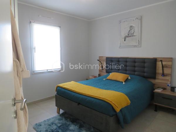 Dpt LANDES (40), à saisir ce plain-pied situé centre ville d' Aire sur Adour au calme sur un Terrain clos et arboré de 760 m² 

Cette jolie maison contemporaine et lumineuse  de Décembre 2020 vous offre :  
Bel espace de vie très lumineux donnant sur sa grande terrasse et cuisine d'été avec four à pain orientées sud, une cuisine entièrement équipée, 3 chambres, 1 salle d'eau avec douche Italienne, un cellier et  2 WC. Un garage attenant complète ce lot.

Coté technique, tout y est avec des prestations haut de gamme : une PAC réversible (pompe à chaleur) Aqua Air / production d'eau chaude avec réglage individuel de température des pièces, des baies vitrées à galandage, volets roulants électriques à commande centralisée, porte de garage et portail à commandes électriques, visiophone, VMC, fibre, adoucisseur d'eau et assainissement collectif.

Tout cela gratifié d'un excellent DPE avec la lettre A.
Ce plain pied RT 2012 est encore sous garantie décennale jusqu' à Décembre 2030 pour un achat en toute tranquillité.

Beau terrain clos, plat et arboré avec des arbres fruitiers, jardin et un forage pour l'arrosage automatique.

Océan / montagne à 1H15 minutes de route…

Si vous rêvez d'un bien exceptionnel sous garantie décennale au calme pour poser vos valises, c'est incontestablement ici...
 A visiter sans tarder, Affaire à saisir……
Contactez Frédéric pour vous organiser une visite.