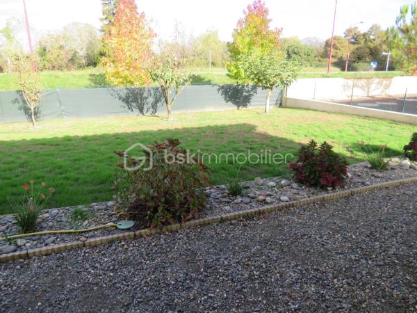 Dpt LANDES (40), à saisir ce plain-pied situé centre ville d' Aire sur Adour au calme sur un Terrain clos et arboré de 760 m² 

Cette jolie maison contemporaine et lumineuse  de Décembre 2020 vous offre :  
Bel espace de vie très lumineux donnant sur sa grande terrasse et cuisine d'été avec four à pain orientées sud, une cuisine entièrement équipée, 3 chambres, 1 salle d'eau avec douche Italienne, un cellier et  2 WC. Un garage attenant complète ce lot.

Coté technique, tout y est avec des prestations haut de gamme : une PAC réversible (pompe à chaleur) Aqua Air / production d'eau chaude avec réglage individuel de température des pièces, des baies vitrées à galandage, volets roulants électriques à commande centralisée, porte de garage et portail à commandes électriques, visiophone, VMC, fibre, adoucisseur d'eau et assainissement collectif.

Tout cela gratifié d'un excellent DPE avec la lettre A.
Ce plain pied RT 2012 est encore sous garantie décennale jusqu' à Décembre 2030 pour un achat en toute tranquillité.

Beau terrain clos, plat et arboré avec des arbres fruitiers, jardin et un forage pour l'arrosage automatique.

Océan / montagne à 1H15 minutes de route…

Si vous rêvez d'un bien exceptionnel sous garantie décennale au calme pour poser vos valises, c'est incontestablement ici...
 A visiter sans tarder, Affaire à saisir……
Contactez Frédéric pour vous organiser une visite.