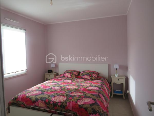 Dpt LANDES (40), à saisir ce plain-pied situé centre ville d' Aire sur Adour au calme sur un Terrain clos et arboré de 760 m² 

Cette jolie maison contemporaine et lumineuse  de Décembre 2020 vous offre :  
Bel espace de vie très lumineux donnant sur sa grande terrasse et cuisine d'été avec four à pain orientées sud, une cuisine entièrement équipée, 3 chambres, 1 salle d'eau avec douche Italienne, un cellier et  2 WC. Un garage attenant complète ce lot.

Coté technique, tout y est avec des prestations haut de gamme : une PAC réversible (pompe à chaleur) Aqua Air / production d'eau chaude avec réglage individuel de température des pièces, des baies vitrées à galandage, volets roulants électriques à commande centralisée, porte de garage et portail à commandes électriques, visiophone, VMC, fibre, adoucisseur d'eau et assainissement collectif.

Tout cela gratifié d'un excellent DPE avec la lettre A.
Ce plain pied RT 2012 est encore sous garantie décennale jusqu' à Décembre 2030 pour un achat en toute tranquillité.

Beau terrain clos, plat et arboré avec des arbres fruitiers, jardin et un forage pour l'arrosage automatique.

Océan / montagne à 1H15 minutes de route…

Si vous rêvez d'un bien exceptionnel sous garantie décennale au calme pour poser vos valises, c'est incontestablement ici...
 A visiter sans tarder, Affaire à saisir……
Contactez Frédéric pour vous organiser une visite.