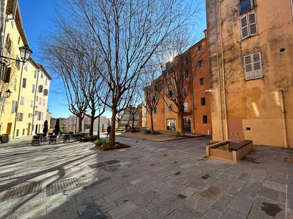 LOCAL COMMERCIAL RÉNOVÉ GRASSE CENTRE