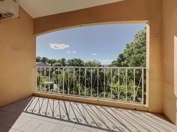 Saint-Raphaël (83700) Saint Raphaël : appartement 2 pièces + une grande mezzanine avec terrasse, garage et place de parking privativ