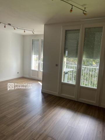 Épernay - Superbe T3 rénové , garage, parking et vue sur le parc de la résidence