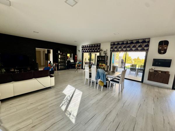 Villa contemporaine 203 m2 avec piscine et garage