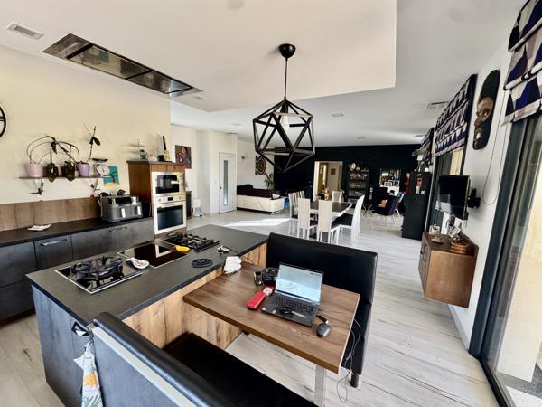 Villa contemporaine 203 m2 avec piscine et garage