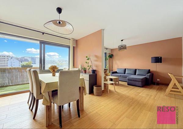 Spacieux T4 avec balcon, garage et deux caves.