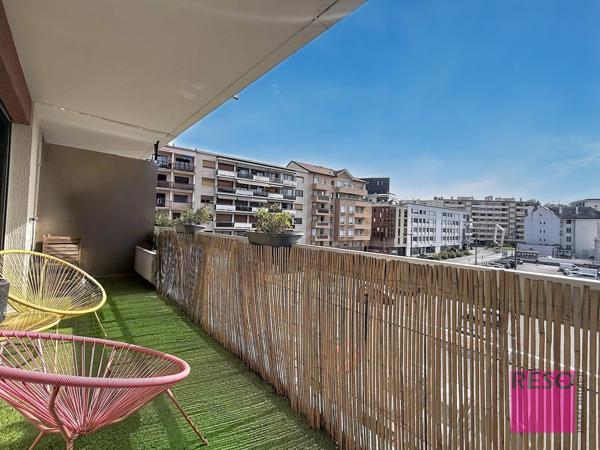 Spacieux T4 avec balcon, garage et deux caves.