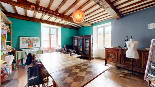Coup de cœur au Bugue : bâtisse de 330 m² avec jardin !