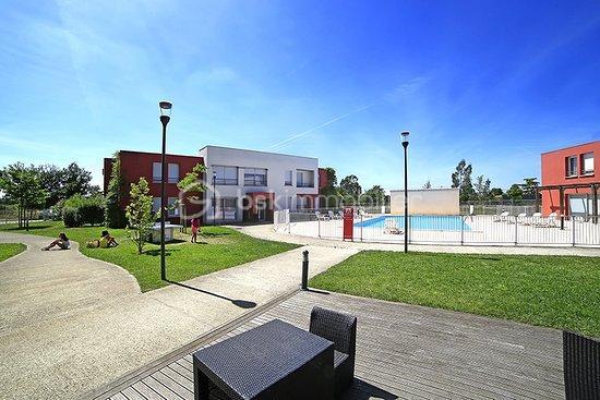 Dans une résidence de tourisme d'affaires de 2011 avec piscine, située à proximité de l'Aéroconstellation, du MEETT et de la Clinique des Cèdres, investissez dans ce T1 meublé d'environ 23m2, situé au 3ème étage. Sous contrat de bail commercial avec la société Appart'city, ce bien vous générera un loyer garanti de 3.894€ HT par an, soit une rentabilité brute garantie de 8,28%. Vous souhaitez vous construire un patrimoine sécurisé et/ou créer un complément de revenu retraite garanti, alors ce bien est fait pour vous. Statut LMNP avec amortissement possible. Photos d'un bien type. A SAISIR !!!