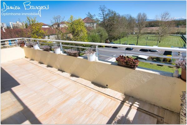 Superbe appartement en attique T6 en duplex de 155 m² avec terrasse panoramique, vue Mont-Blanc, 2 garages fermés et cave