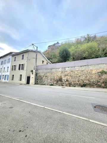 GRANDE MAISON DE VILLE AVEC TERRAIN