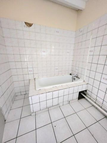 GRANDE MAISON DE VILLE AVEC TERRAIN