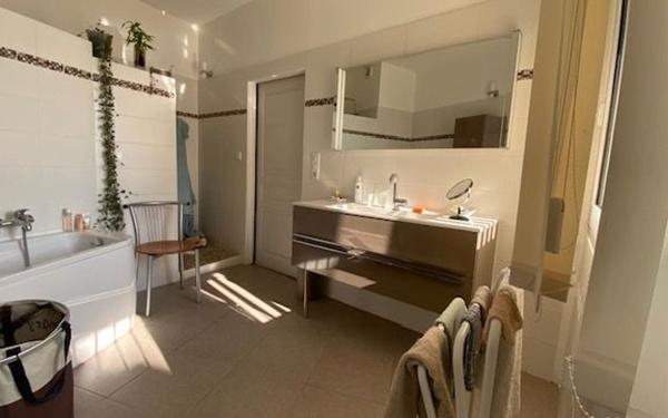 Appartement à vendre    7 pièces • 259,66 m2 Rochefort