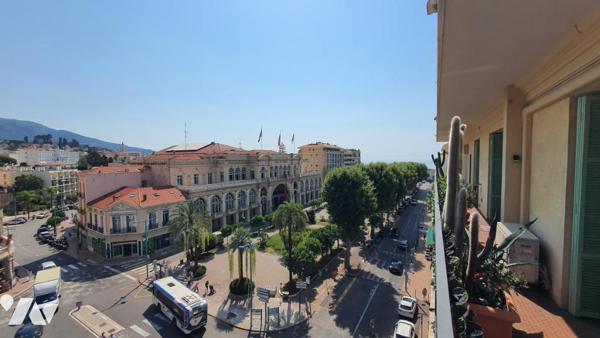 MENTON - CARRÉ D'OR - VASTE DEUX PIÉCES.