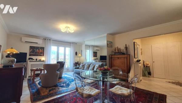 MENTON - CARRÉ D'OR - VASTE DEUX PIÉCES.