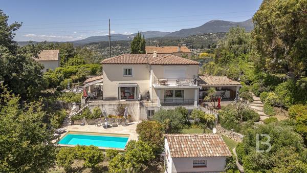 Villa avec vue panoramique à vendre à Saint-Paul-de-Vence – Calme, nature et potentiel