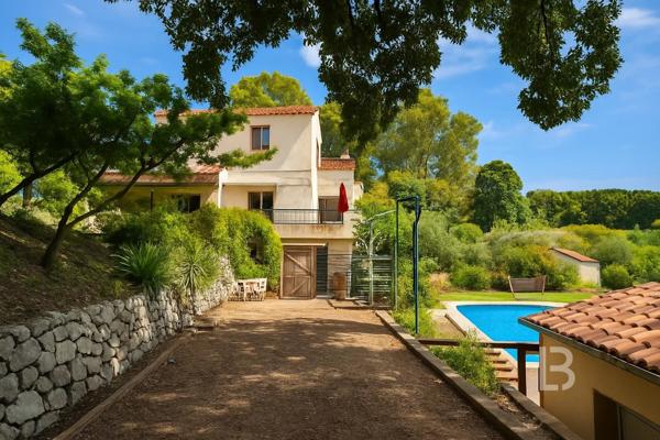 Villa avec vue panoramique à vendre à Saint-Paul-de-Vence – Calme, nature et potentiel