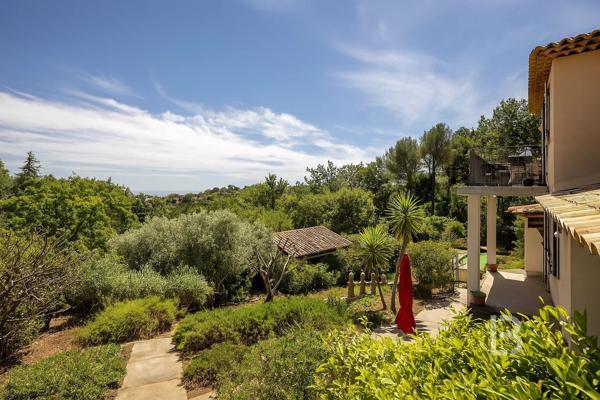 Villa avec vue panoramique à vendre à Saint-Paul-de-Vence – Calme, nature et potentiel