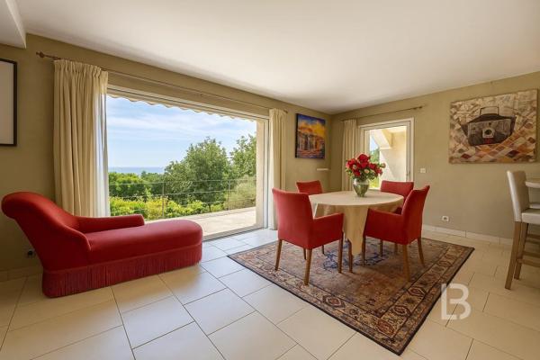 Villa avec vue panoramique à vendre à Saint-Paul-de-Vence – Calme, nature et potentiel