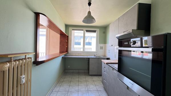 A VENDRE APPARTEMENT LUMINEUX DE TYPE 3 AVEC CAVE.