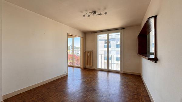 A VENDRE APPARTEMENT LUMINEUX DE TYPE 3 AVEC CAVE.