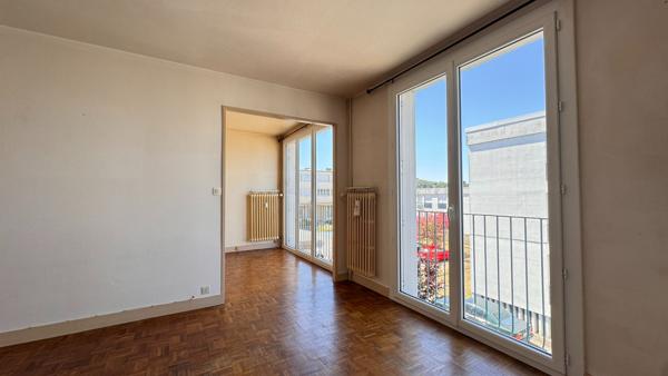 A VENDRE APPARTEMENT LUMINEUX DE TYPE 3 AVEC CAVE.
