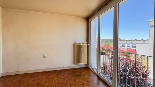 A VENDRE APPARTEMENT LUMINEUX DE TYPE 3 AVEC CAVE.