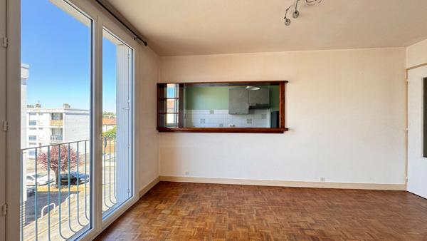 A VENDRE APPARTEMENT LUMINEUX DE TYPE 3 AVEC CAVE.