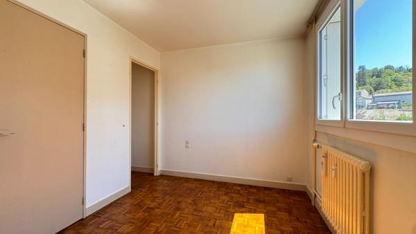A VENDRE APPARTEMENT LUMINEUX DE TYPE 3 AVEC CAVE.