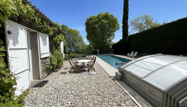 Propriété de caractère en pierre avec gîtes,  piscine - écrin de nature en Ardèche.