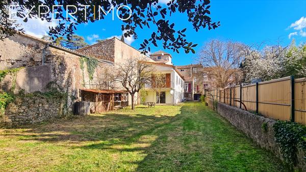 Saint-Jean-du-Gard (30270) Maison centre village avec un appartement de 85 m², un studio de 33 m², un garage et une cave