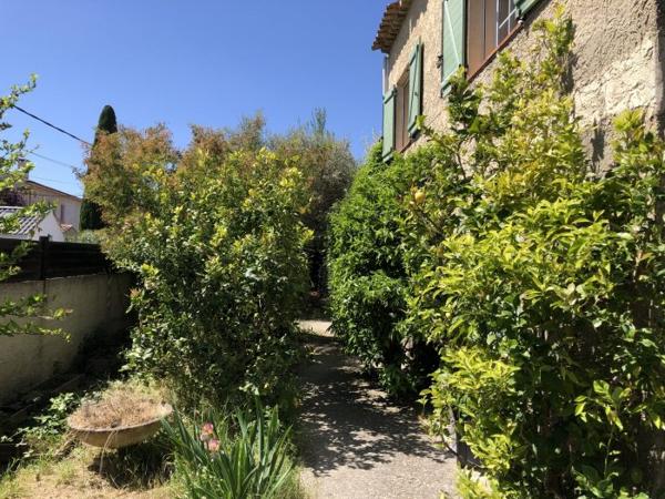 Grande maison familiale bien placée