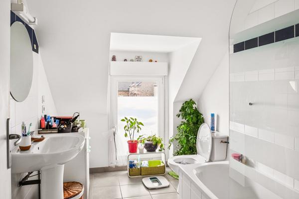 MAISON À VENDRE POMMERET BOURG - Maison de 2010, vivable de plain pied, parfaitement entretenue dans le bourg de Pommeret !