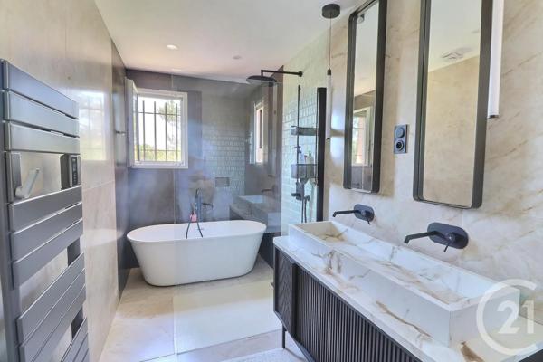 Maison à vendre  6 pièces - 210 m 2   FREJUS  - 83
