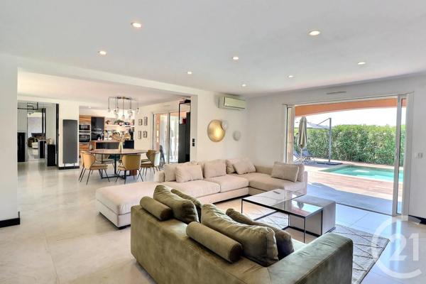 Maison à vendre  6 pièces - 210 m 2   FREJUS  - 83