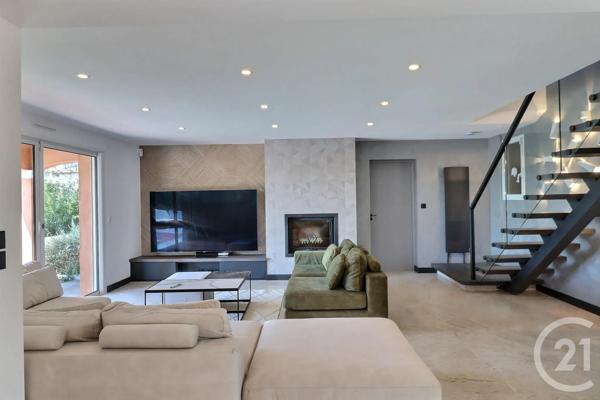 Maison à vendre  6 pièces - 210 m 2   FREJUS  - 83