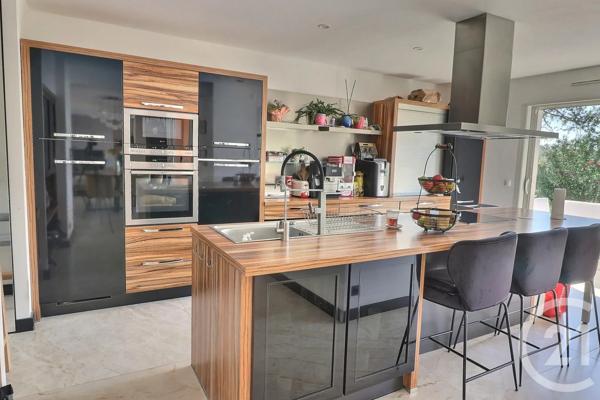Maison à vendre  6 pièces - 210 m 2   FREJUS  - 83