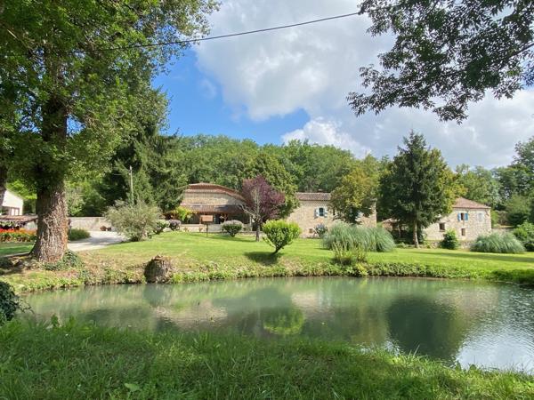 Montcuq (46800) Propriété rurale avec 3 maisons, atelier dans 15 ha de nature