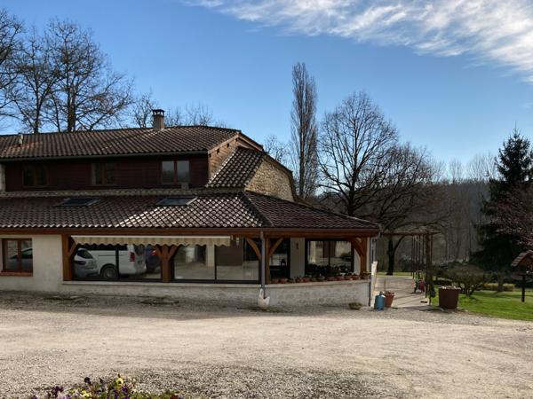 Montcuq (46800) Propriété rurale avec 3 maisons, atelier dans 15 ha de nature